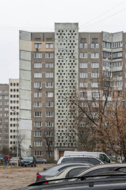 Eski prefabrik çok katlı sosyal konut binası. Obolon, Kyiv, Ukrayna - 30 Kasım 2024