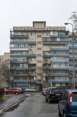Eski prefabrik çok katlı sosyal konut binası. Obolon, Kyiv, Ukrayna - 30 Kasım 2024