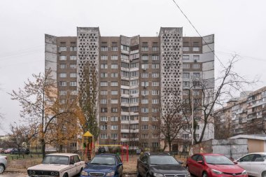 İki girişi olan eski prefabrik sosyal konut binası. Obolon, Kyiv, Ukrayna - 30 Kasım 2024