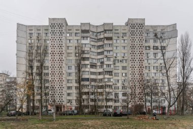 İki girişi olan eski prefabrik sosyal konut binası. Obolon, Kyiv, Ukrayna - 30 Kasım 2024