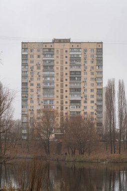 Eski prefabrik çok katlı sosyal konut binası. Obolon, Kyiv, Ukrayna - 30 Kasım 2024