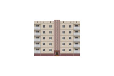 Prefabrik beş katlı apartman dairesi bej kiremitlerle kaplı. Evin balkonları var..