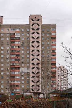 Poznyaky yerleşim bölgesinde bulutlu bir günde, güçlendirilmiş beton katlı tipik apartman dairesi binası. Kyiv, Ukrayna - 28 Aralık 2024