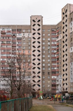 Poznyaky yerleşim bölgesinde bulutlu bir günde güçlendirilmiş beton katlı, tipik apartman binaları. Kyiv, Ukrayna - 28 Aralık 2024