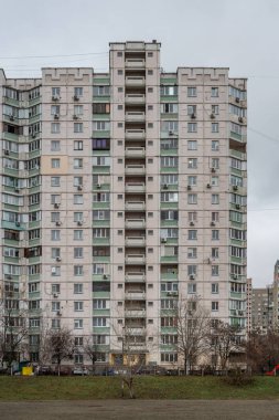 Poznyaky yerleşim bölgesinde bulutlu bir günde, güçlendirilmiş beton katlı tipik apartman dairesi binası. Kyiv, Ukrayna - 28 Aralık 2024