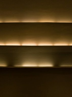 Sıcak bir aydınlatma. Yatay gölgeler ve ışık, çizgili bir ışık ve gölge deseni oluşturur..