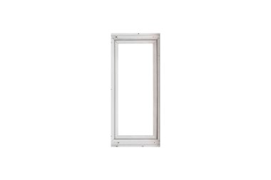 Çağdaş, dikey ve temiz metal çerçeveli bir pencere ve bir pencere izole edilmiştir..