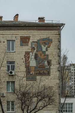 Eski bir soyut mozaik, Rusanivka yerleşim bölgesinde 1960 'ların başında oluşturulan 136 numaralı okuldaki öğrencileri resmediyor. Rusanivka Kyiv, Ukrayna - 11 Şubat 2025