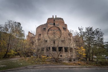 Eski büyük tuğla, 1980 'lerin sonlarından itibaren Kültür Sarayı' nın tamamlanmamış binası Vynohradar, Kyiv, Ukrayna - 10 Kasım 2024.