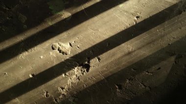 Daigonal gölge çizgileri olan eski püskü beton zemin.