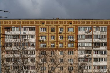 Çok katlı, çok katlı bir bina. 1980 'lerde inşa edilmiş. Kabartma seramik seramik seramik seramik seramik döşeme, sıcak renklerde ve havlu şeklinde. Kyiv, Ukrayna - 15 Şubat 2025.