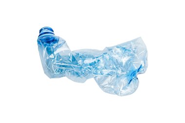 Mavi plastik kullanılmış şişe, bükülmüş, yıkanmış ve geri dönüşüme hazır, beyaz arka planda izole edilmiş..