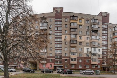 Sovyet döneminden kalma seramik fayanslarla kaplı tuğla bina. Synyozernyi bölgesinde, Kyiv, Ukrayna - Ekim 2024.