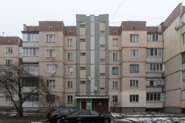 1980 'lerin sonlarında Bercovets bölgesinde tipik bir Sovyet tipi prefabrik apartman dairesi. Kyiv, Ukrayna - Şubat 2025.