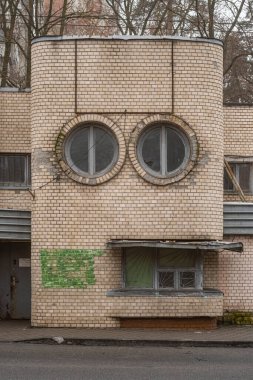 1980 'lerde Brutalist mimari tarzında inşa edilmiş troleybüs güzergahları için sevk binası. Bilychi bölgesindeki son tramvay durağında. Kyiv, Ukrayna - Şubat 2025.
