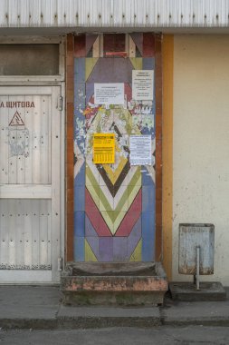 Prefabrik bir apartmanın girişindeki seramik fayans paneli, kısmen reklamlarla kaplı. 1980 'lerin başında yaratılmış. Kalynivka, Brovary bölgesi, Kyiv bölgesi, Ukrayna - 8 Mart 2025.