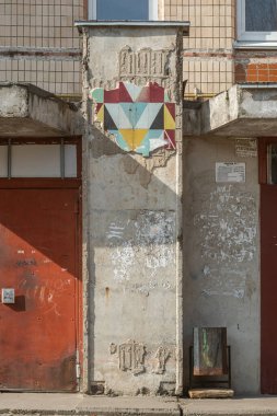 Prefabrik bir apartmanın girişindeki hasarlı seramik döşeme paneli zamanla tahrip olmuş. 1980 'lerin başında yaratılmış. Kalynivka, Brovary bölgesi, Kyiv bölgesi, Ukrayna - 8 Mart 2025.