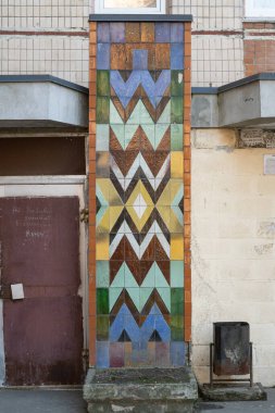Tipik bir prefabrik apartmanın girişindeki dekoratif seramik döşeme paneli 1980 'lerin başında oluşturuldu. Kalynivka, Brovary bölgesi, Kyiv bölgesi, Ukrayna, 8 Mart 2025.
