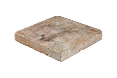 Eski ve yıpranmış bir yüzeyi olan kare bir mermer levha izole edilmiştir..