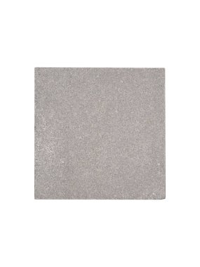 Gri beton kaldırım döşemesi izole edilmiş. Kare şeklindeki, pürüzlü bir yüzeyi olan kaldırım taşı, dış döşeme ve peyzaj için kullanılır..