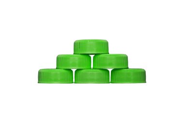 Yeşil plastik HDPE, şeffaf bir arkaplanda izole edilmiş su şişelerinden piramidi kaplıyor.