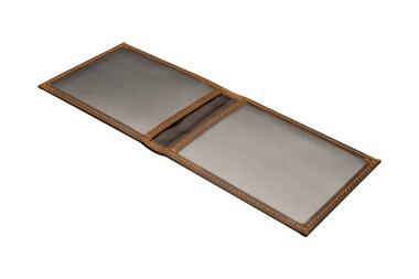 Boş kahverengi deri kimlik tutucu izole edilmiştir..