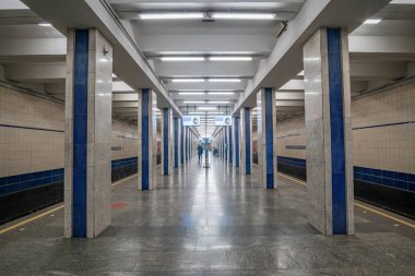 Poshtova Ploshcha metro istasyonunun içi. İstasyonda kare mermer sütunlar ve doğrusal floresan ışıklandırmadan oluşan bir sütunlu merkezi platform yer alıyor. Kyiv, Ukrayna - 29 Mart 2025.