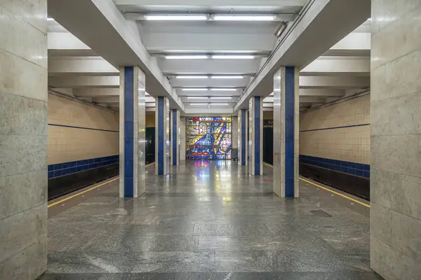 Poshtova Ploshcha metro istasyonunun içi. İstasyonda kare mermer sütunlar ve doğrusal floresan ışıklandırmadan oluşan bir sütunlu merkezi platform yer alıyor. Kyiv, Ukrayna - 29 Mart 2025.