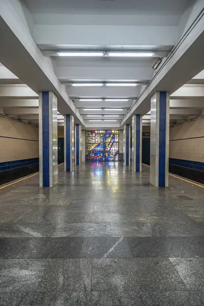 Poshtova Ploshcha metro istasyonunun içi. İstasyonda kare mermer sütunlar ve doğrusal floresan ışıklandırmadan oluşan bir sütunlu merkezi platform yer alıyor. Kyiv, Ukrayna - 29 Mart 2025.