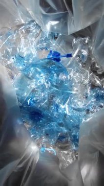 Geri dönüşüm için bir çantaya doldurulmuş mavi plastik şişeler. Dolly kaçar.