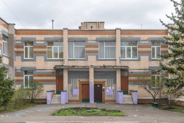 Pastel renkli fayans desenli iki katlı bir anaokuluna giriş. Troieshchyna İlçesi, Kyiv, Ukrayna 6 Nisan 2025.