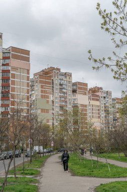 Troieshchyna yerleşim bölgesindeki modern panelli apartmanlar. Kyiv, Ukrayna 6 Nisan 2025.