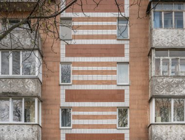 Geometrik seramik fayans süsü ve beton balkonları olan Sovyet döneminden kalma bir konut binasının cephesi. Cherkasy, Ukrayna 13 Nisan 2025.