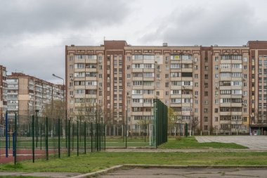 Troieshchyna bölgesindeki çok katlı apartman ve futbol sahası. Kyiv, Ukrayna 6 Nisan 2025.