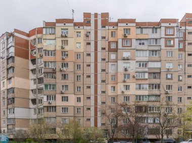 Ön cephesinde dekoratif döşeme desenleri olan bir apartmanın ön cephesi. Troieshchyna İlçesi, Kyiv, Ukrayna 6 Nisan 2025.