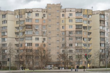 Kavisli balkonları olan prefabrik bir apartman. Troieshchyna İlçesi, Kyiv, Ukrayna 6 Nisan 2025.