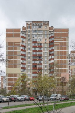 Geometrik desenli, yüksek katlı bir apartmanın ön cephesi. Troieshchyna, Kyiv, Ukrayna 6 Nisan 2025.
