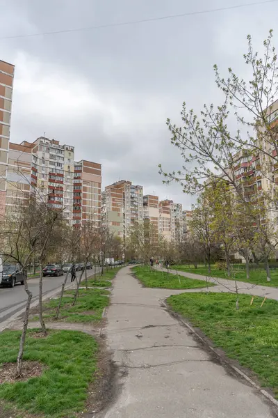 Troieshchyna yerleşim bölgesindeki yaya geçidi boyunca yüksek binalar. Kyiv, Ukrayna 6 Nisan 2025.