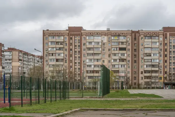 Troieshchyna bölgesindeki çok katlı apartman ve futbol sahası. Kyiv, Ukrayna 6 Nisan 2025.