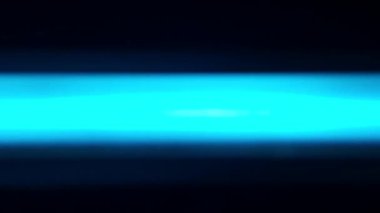 Koyu bir arka planda parlak renkli ve mavi soyut ışık bandı. Yatay parlayan gradyan ile yumuşak bulanıklık etkisi.