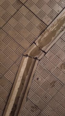 Seramik döşeme döşemeleri ve hendekte yağmur suyu..