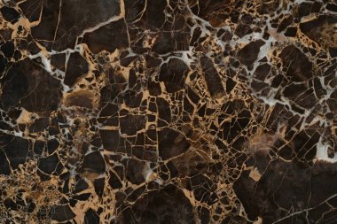 Beyaz ve bej damarlı cilalanmış kahverengi mermer yüzey.