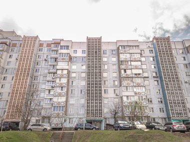 Beyaz seramik fayansları olan apartman binaları. Cherkasy, Ukrayna, 13 Nisan 2025.
