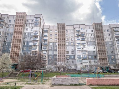 Üzerinde mavi seramik seramik seramik kiremitler olan konut binaları. Cherkasy, Ukrayna, 13 Nisan 2025.