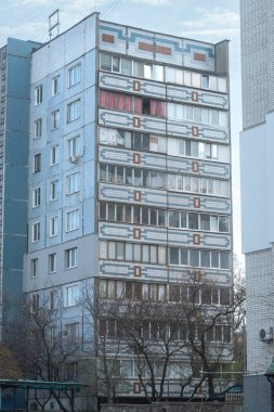 Açık mavi ve beyaz seramik fayansları ve süpergrafikli balkonları olan bir apartman dairesi. Cherkasy, Ukrayna, 13 Nisan 2025.