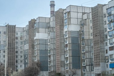 Üzerinde mavi seramik seramik seramik kiremitler olan konut binaları. Cherkasy, Ukrayna, 13 Nisan 2025.