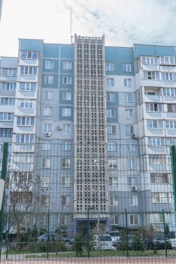 Açık mavi seramik fayansları olan apartman binaları. Cherkasy, Ukrayna, 13 Nisan 2025.