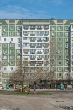 Yeşil seramik seramik karoları olan bir bina. Cherkasy, Ukrayna, 13 Nisan 2025.