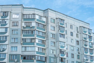 Mavi gökyüzü arka planında açık mavi ve beyaz seramik fayansları olan apartman binaları. Cherkasy, Ukrayna, 13 Nisan 2025.
