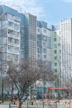 Mavi seramik fayansları olan apartman binaları. Cherkasy, Ukrayna, 13 Nisan 2025.